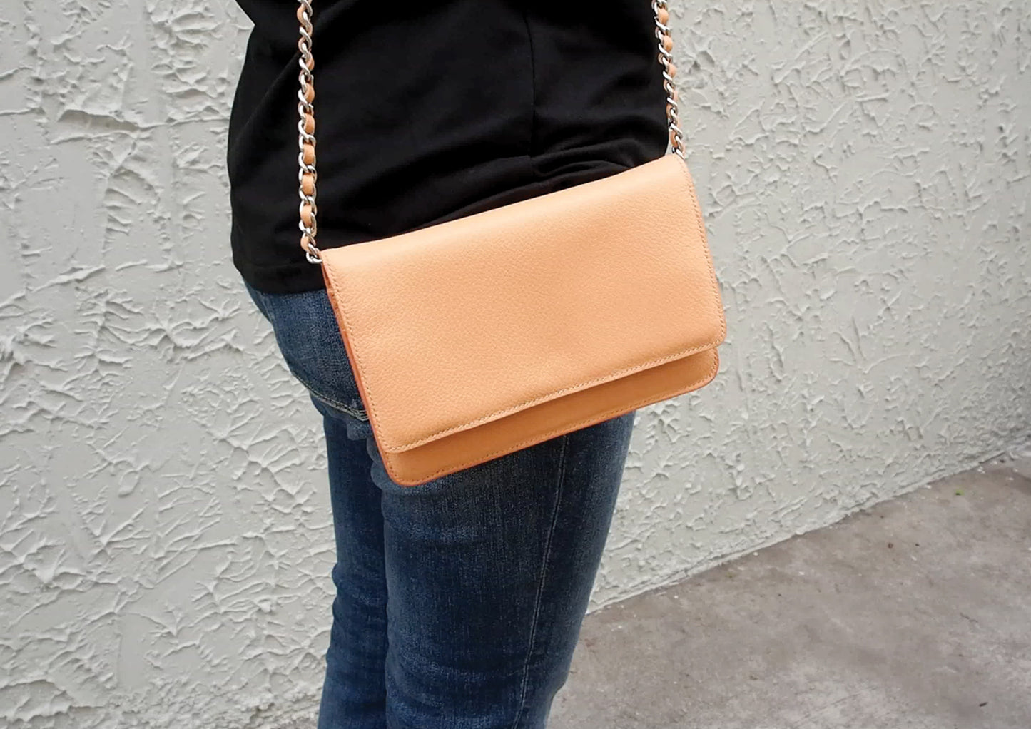 Wallet on Chain Leather Pattern