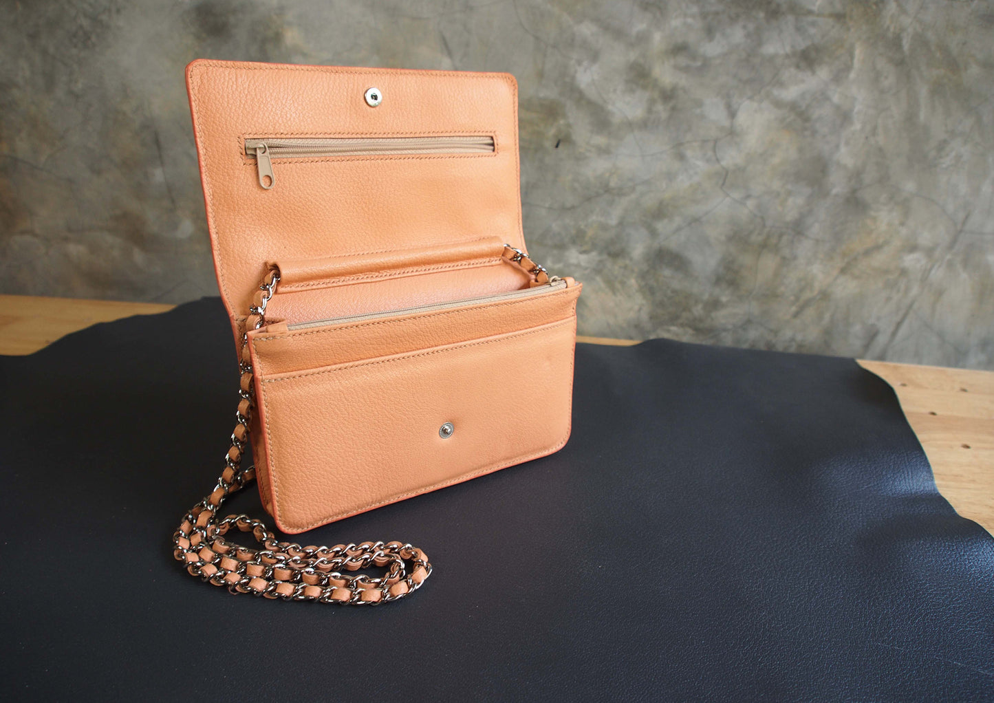 Wallet on Chain Leather Pattern