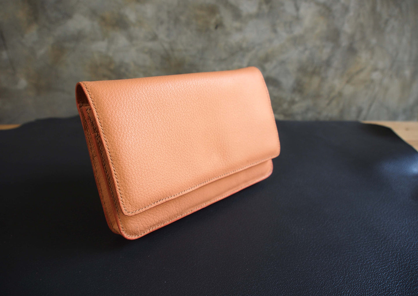 Wallet on Chain Leather Pattern