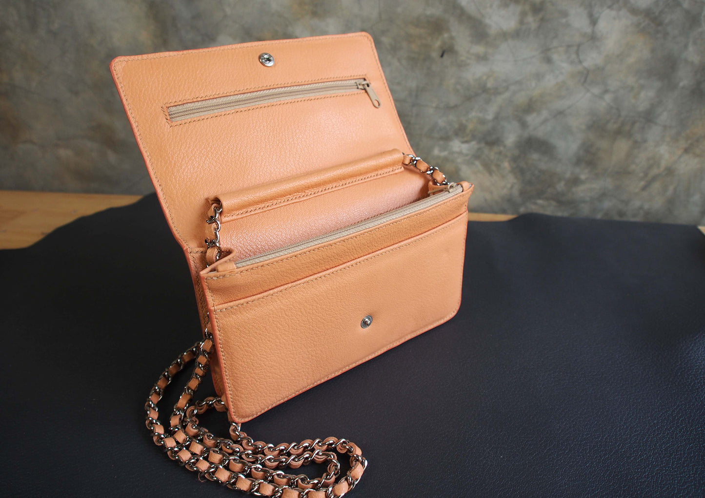 Wallet on Chain Leather Pattern